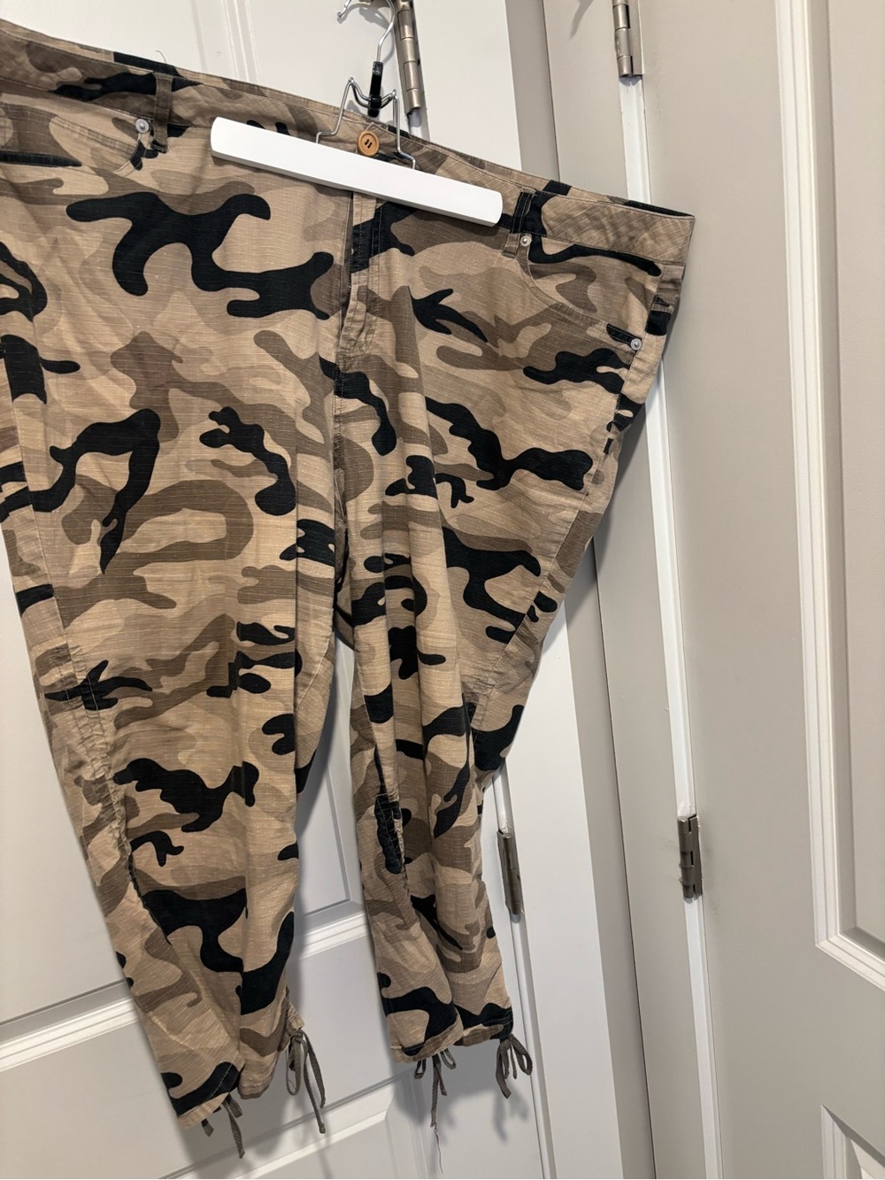 Route 66 Women’s Camo Drawstring Cargo capris - Beige Camo